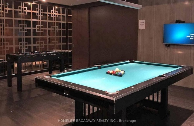 One bedroom luxury condo located within the heart of Toronto financial district!
