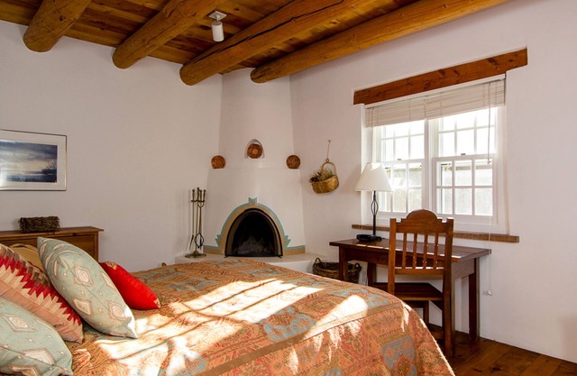 One Bedroom, Two Bath, Sunset Views & Kiva Fireplaces. Walk Downtown!