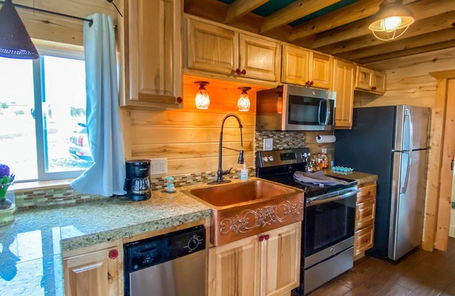 One bedroom w/loft, pet friendly cabin near the black canyon.