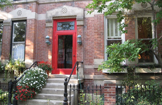 One block from Lincoln Park and the zoo