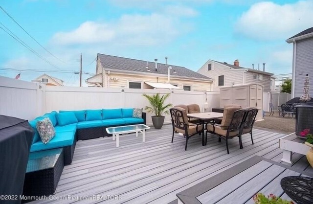 ONE block from the beach. Outdoor lounge seating, perfect for entertaining!