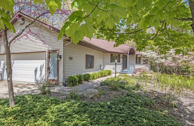 One block to Lake Michigan, hot tub, relaxing wooded lot.