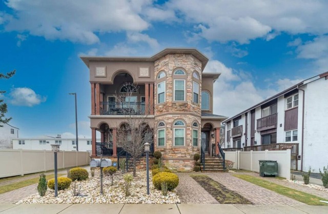 One block to the beach! Central to Margate restaurant/shopping