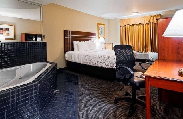 One King Jacuzzi Suite
