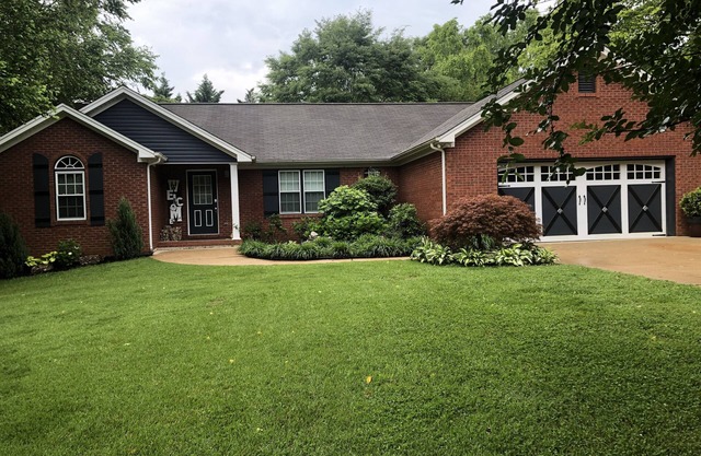 one level brick home with pet friendly fenced back yard , close to Chattanooga