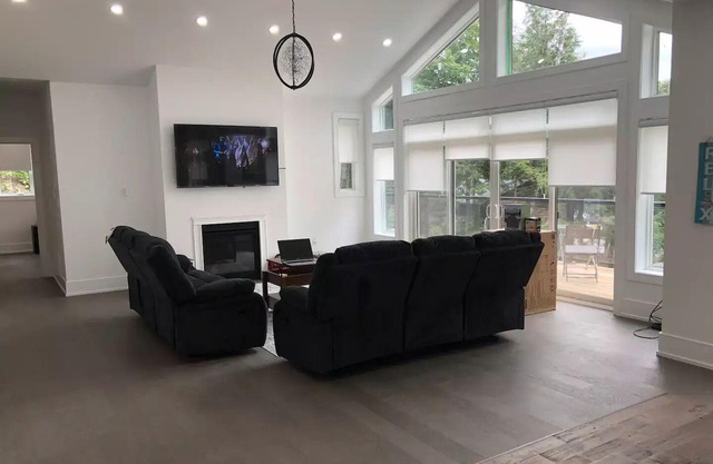 One of a kind New Muskoka cottage on baylake with Hot tub/Spa!nn
