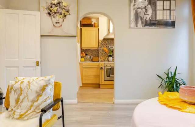 One room 1 min to Earls Court station shared in a flat in central London