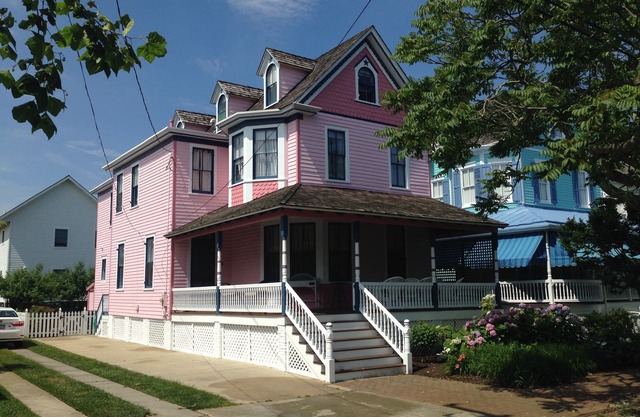 One Short Block to Beach - Spacious Victorian - 1st Floor Bed and Bath