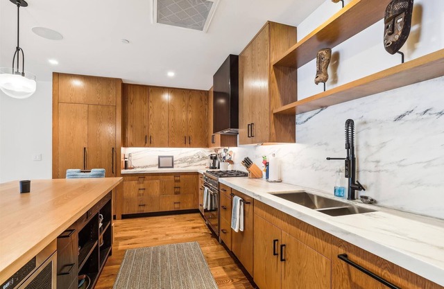 One Spruce Peak: 4 br, ski-in/ski-out, fireplace, a/c, community pool and hot tub!