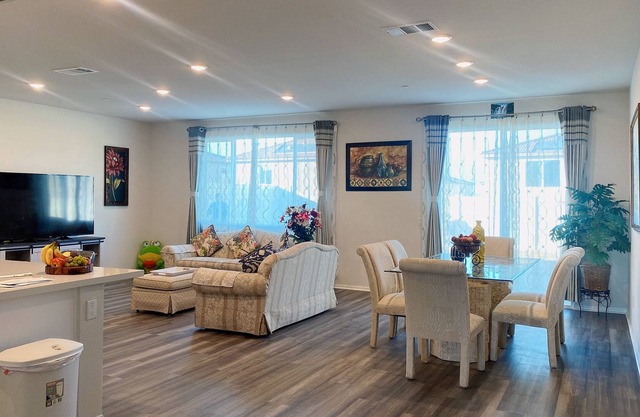 One-story House Wi th 3 Rooms in Riverside