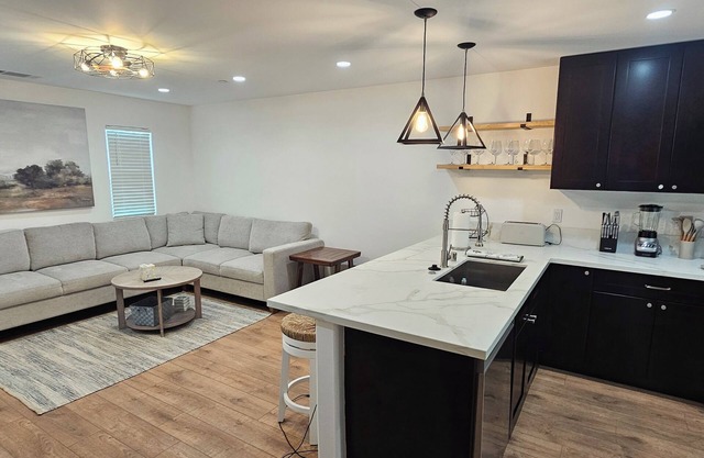 One World House with King Bed