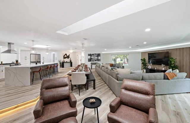 *OneMileToBeach*HotTub*BeachHome*