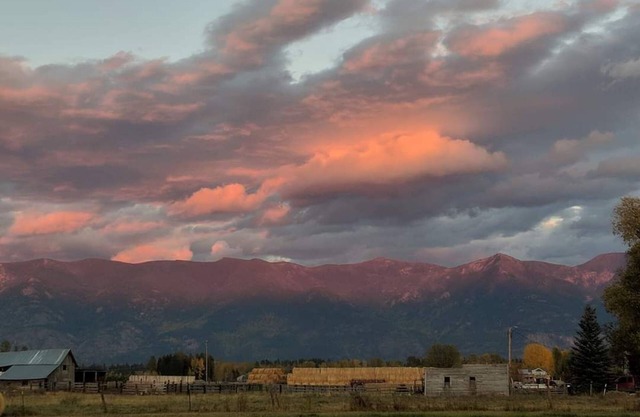 Only 10mins to GlacierNatlPark 25 miles to Whitefish MTN. Sleeps 20+ people