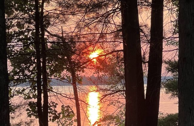 Only 30 minutes from Wisconsin Dells is this 4bedroom lake house with dock!!