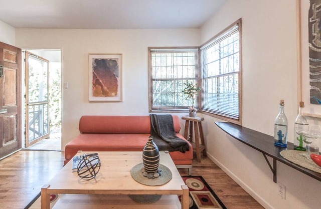 Only 6 blocks from the beach, come stay in bright & comfortable cottage!