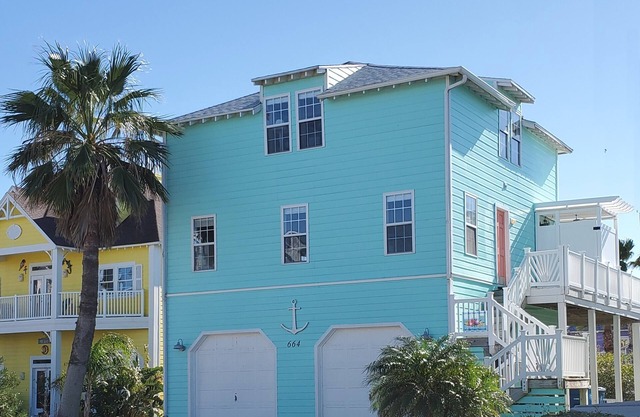 ONLY In-Town Neighborhood w/Restaurant, Bar, Pool/Hot Tub, Beach & Cart Access