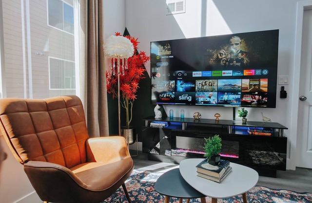 Onsite Parking/2 King Beds/75"TV/Rain Shower