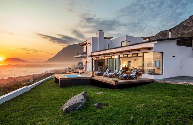 OnTheRocksBB Solar Powered Guesthouse and Ocean Lodge