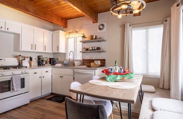 "Onward Cabin" Charming country cabin set in a serene wood setting, pets welcome