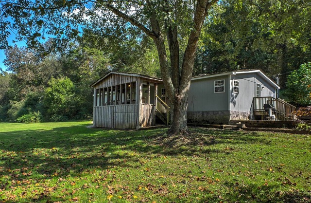 Ooltewah Cabin w/Grill, Pool Table & Porch!