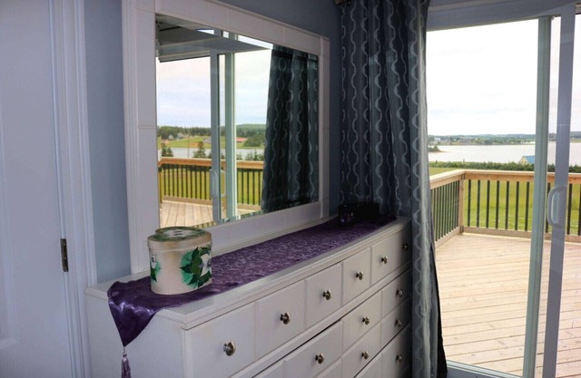 Open Concept 4 Bedroom Cottage Overlooking The Southwest River