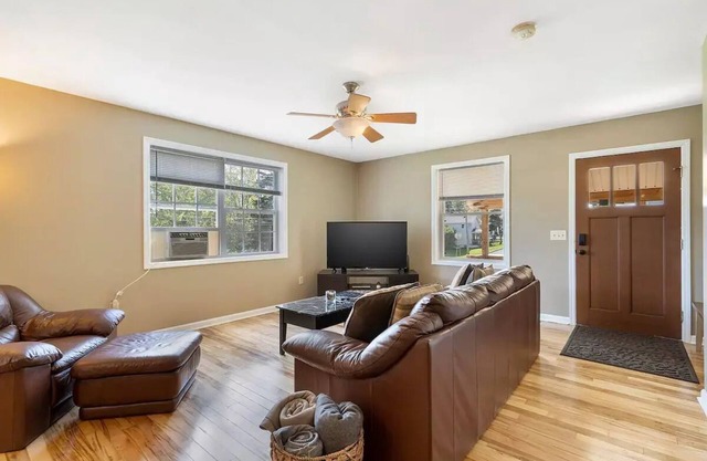 Open Concept/Spacious/Private/Modern/Hardwoodsnn