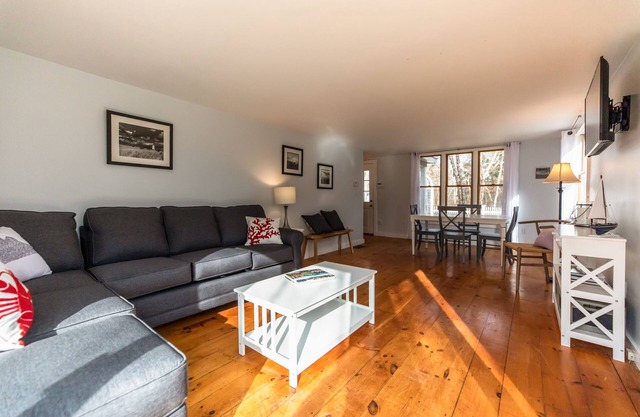Open July 20-27th w/RT Ferry! 4 BR Cape in Chilmark - Pet Friendly