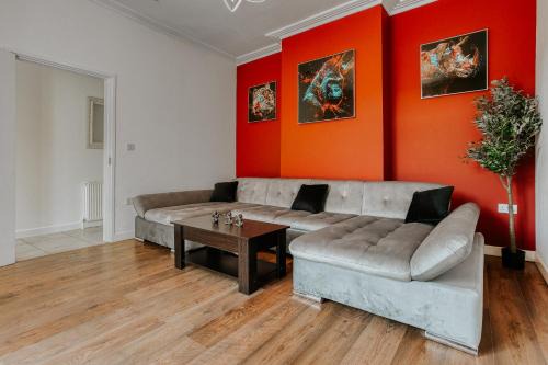 Open Mind Property - 4 Bedroom House with Hot Tub