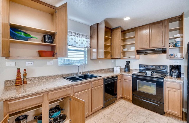 *OPEN*POOL/PARK-SEAWORLD/SIXFLAGS/Lackland/shopping *EXTREMELY CLEAN*
