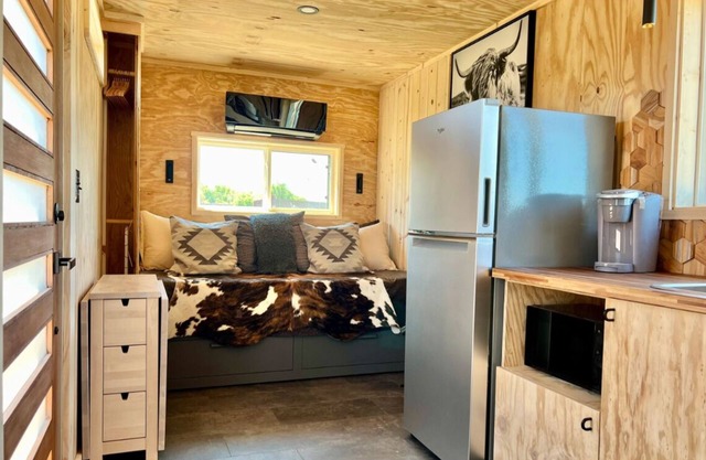 "Open Spaces" Tiny Home in country for short or mid-term stays