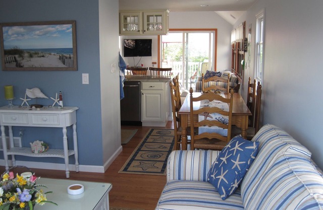 OPPORTUNITY KNOCKS: Bayside single family Cape, Sleeps 8 NOW AVAILABLE!