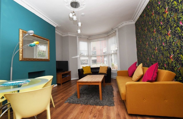 Opposite HG Convention Centre, Sleeps 14, 7 beds, Parking