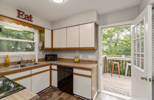OPRY AREA GEM! 2 Bed/2 Bath/Hot Tub/Sleeps 6!