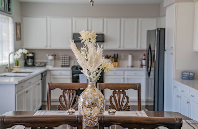 Opuluxe Luxe Home 8 min to Airport Sleeps 12