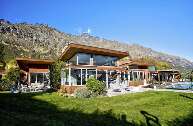 Oraka Lakeside Retreat - Hosted by NZSIR Luxury Rental Homes