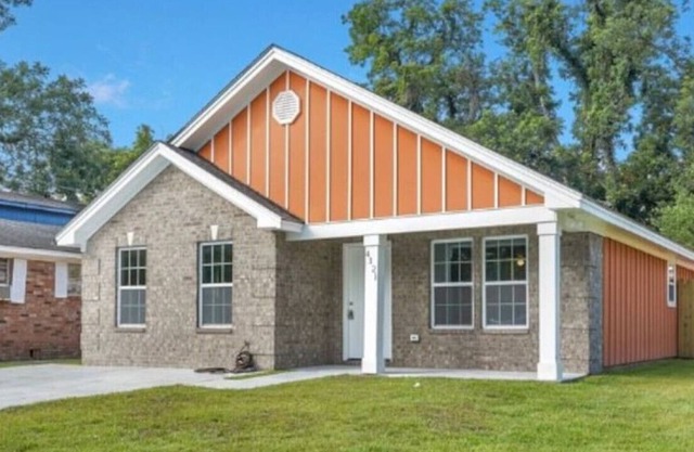 Orange Charmer | Central | King Beds | Screen Room