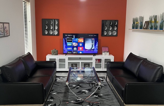 OranGe DeLuxe - No Cleaning Fee, Centrally Located.