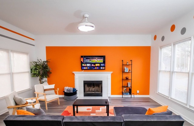Orange Hills! 4 Bdrms & Hot Tub!