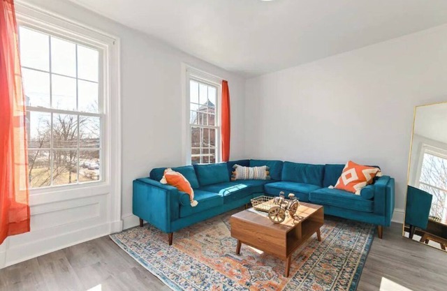 Orange Oasis in East Rock |Free Parking| Near Yale and DT|Large Memory Foam Beds