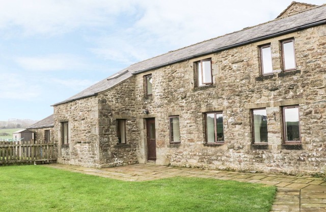 ORCABER FARM BARN, pet friendly, with open fire in Austwick