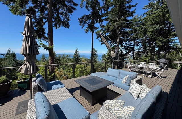 Orcas Island, Holiday House