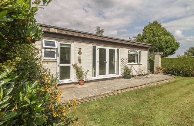ORCHARD ANNEXE, with a garden in Boldre