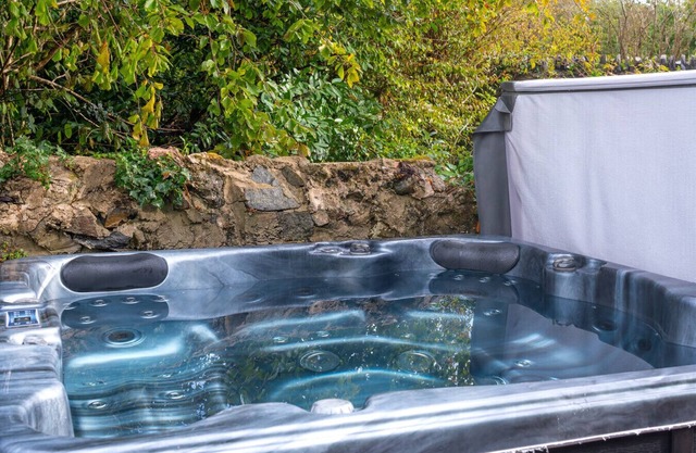 Orchard Cottage and Hot Tubs