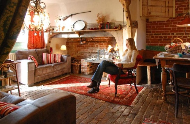 Orchard Cottage cosy rustic comfort just across the fields to a great Pub