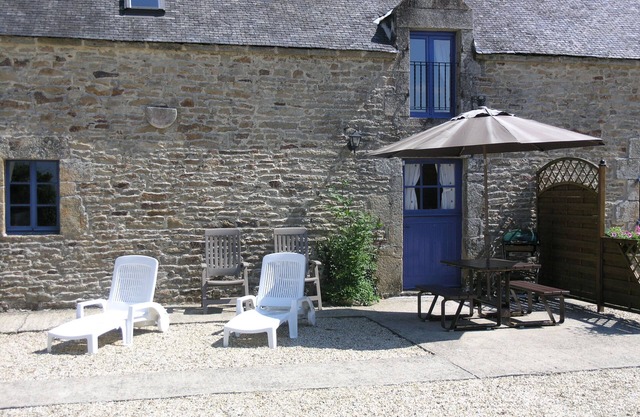 Orchard Cottage, sleeps 4 with Shared Heated Pool in Beautiful Rural Setting