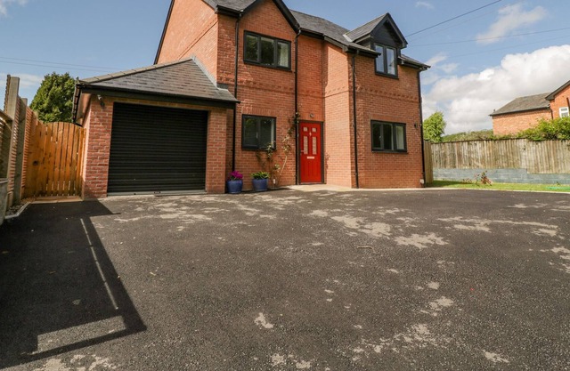 ORCHARD GARDENS, pet friendly, with a garden in Fownhope