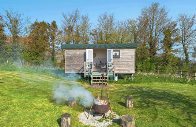 Orchard Hut - Camping Available with onsite Beauty Spa