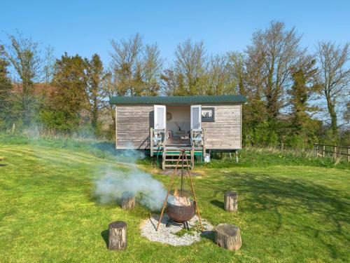 Orchard Hut Sleeps 2- Camping Available sleeps 2 with onsite Beauty Spa