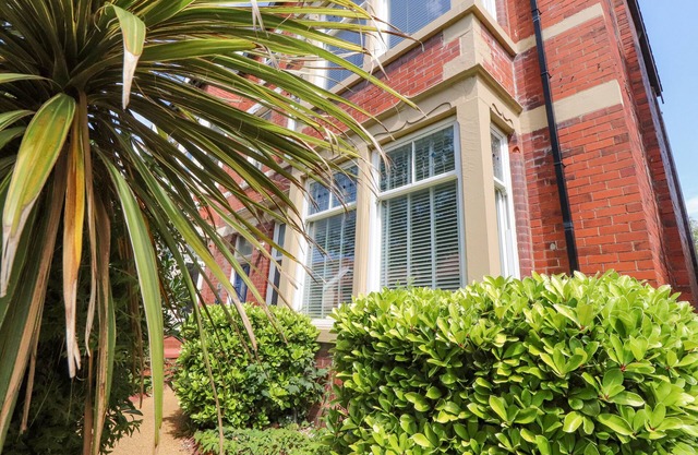 ORCHARD LODGE, pet friendly, with hot tub in Lytham St. Annes