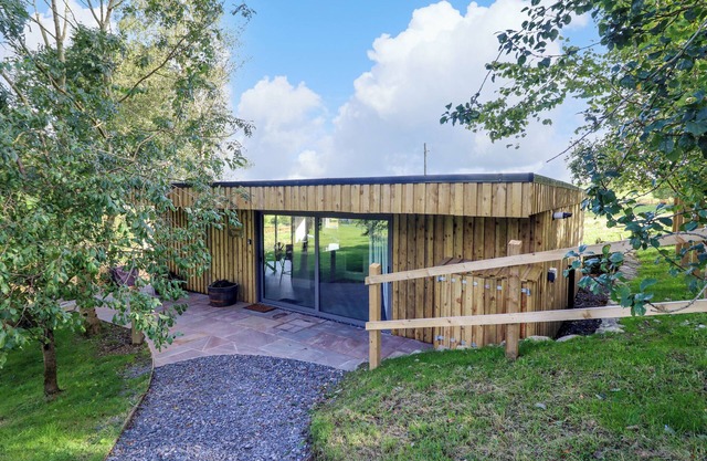 ORCHARD LODGE, pet friendly, with hot tub in Corwen